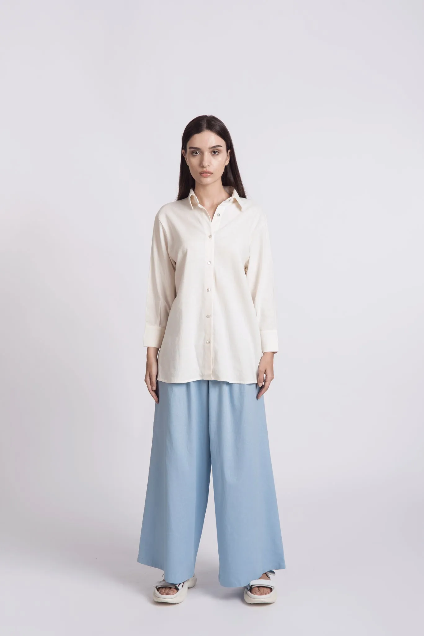 RELAXED LINEN SHIRT.