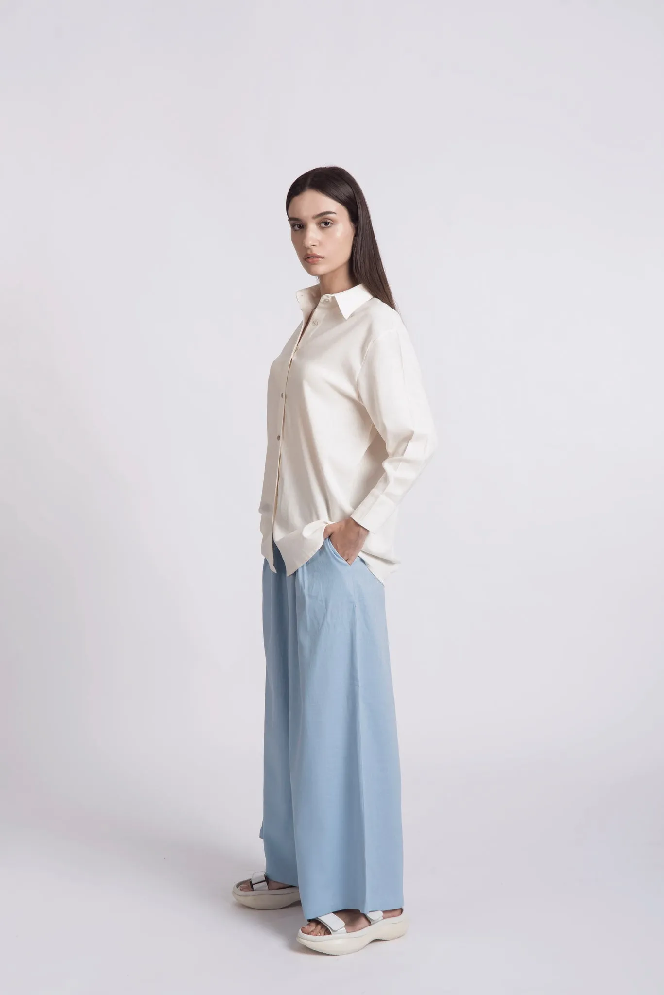 RELAXED LINEN SHIRT.