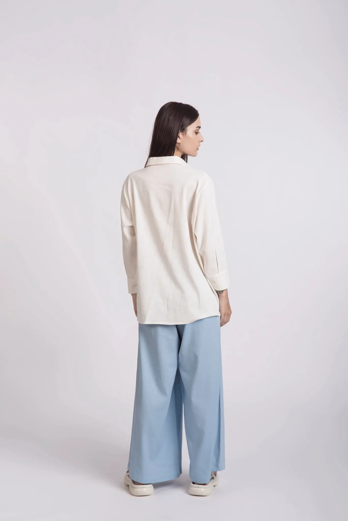 RELAXED LINEN SHIRT.